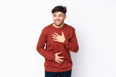 Münzevi bir geçmişi olan yakışıklı Arap bir adam çok gülümsüyor.