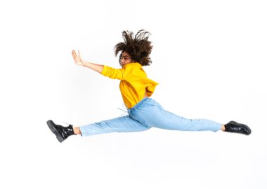 Genç Afrikalı Amerikalı kadın izole beyaz arka planda dans ediyor.