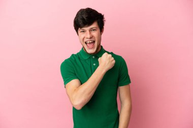 Pembe arka planda izole edilmiş genç bir Rus zaferi kutluyor.