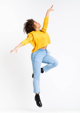 Genç Afrikalı Amerikalı kadın izole beyaz arka planda dans ediyor.