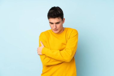 Mor arka planda izole edilmiş beyaz yakışıklı bir adam donuyor.