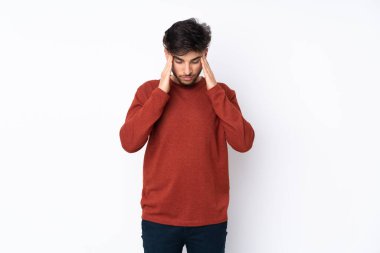 Arap yakışıklı bir adam, soyutlanmış, başı ağrıyormuş.