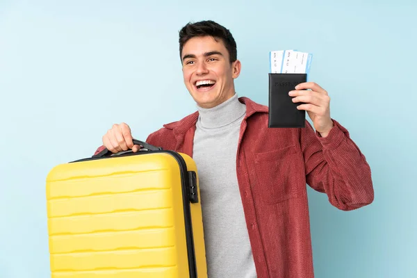 Tiener Kaukasische Man Geïsoleerd Paarse Achtergrond Vakantie Met Koffer Paspoort — Stockfoto