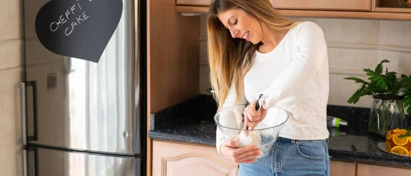 Jonge Banketbakker Kookt Een Zoete Taart Keuken — Stockfoto