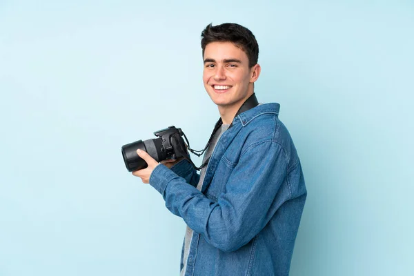 青少年摄影师 因蓝色背景而被隔离 — 图库照片