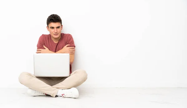 Adolescente Homem Sentado Flor Com Seu Laptop Congelamento — Fotografia de Stock