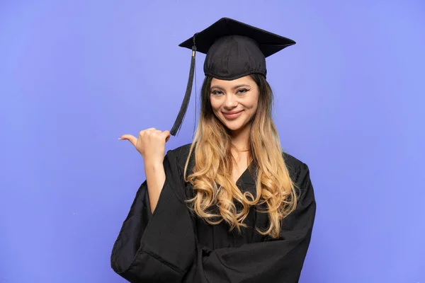 Giovane Laureata Ragazza Russa Isolata Sfondo Bianco Che Punta Verso — Foto Stock