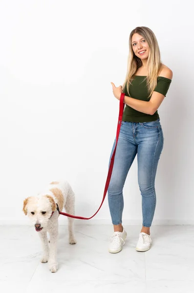 Jovem Caucasiana Caminhando Cão Isolado Fundo Branco Apontando Para Trás — Fotografia de Stock