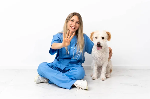 Молодая Женщина Ветеринар Собакой Сидящей Полу Счастлива Считает Четверых Пальцами — стоковое фото