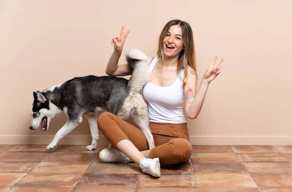 Jovem Mulher Bonita Com Seu Cão Husky Sentado Chão Ambientes — Fotografia de Stock