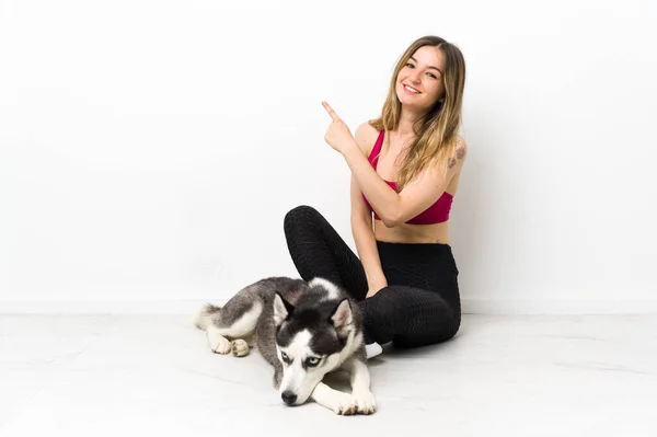 Giovane Ragazza Sportiva Con Suo Cane Seduto Sul Pavimento Che — Foto Stock