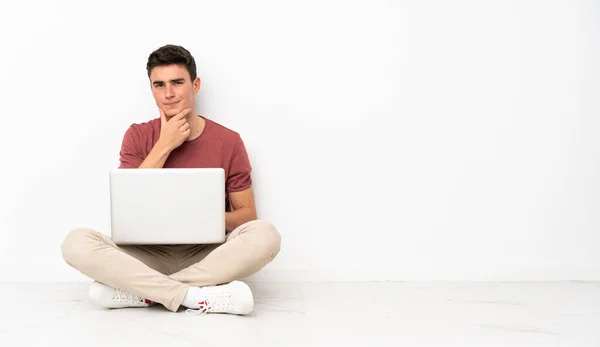 Adolescente Homem Sentado Flor Com Seu Laptop Pensando — Fotografia de Stock