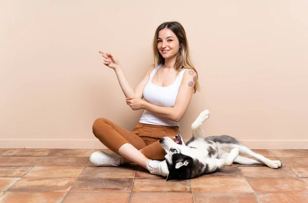 Junge Hübsche Frau Mit Ihrem Husky Hund Der Haus Auf — Stockfoto