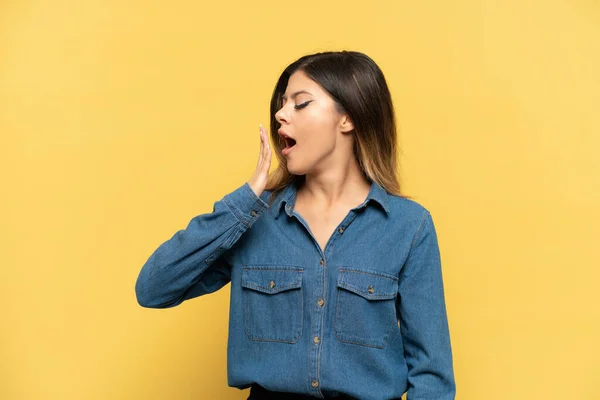 Menina Russa Jovem Isolado Fundo Amarelo Bocejando Cobrindo Boca Aberta — Fotografia de Stock