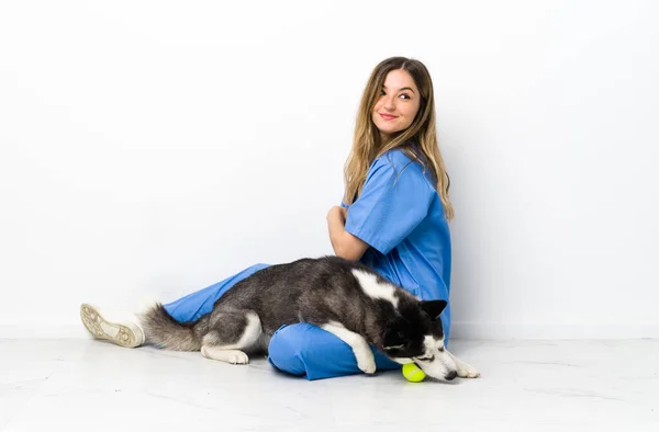 Врач Ветеринар Сибирской Собакой Хаски Сидящей Полу Смеющейся — стоковое фото