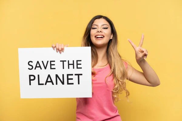 Jovem Russa Isolada Fundo Amarelo Segurando Cartaz Com Texto Salve — Fotografia de Stock