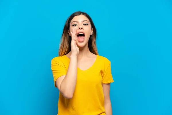 Joven Chica Rusa Aislada Sobre Fondo Azul Con Sorpresa Expresión —  Fotos de Stock