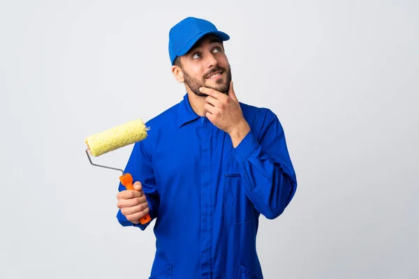 Pintor Homem Segurando Rolo Pintura Isolado Fundo Branco Pensando Uma — Fotografia de Stock