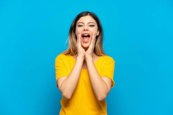 Joven Chica Rusa Aislada Sobre Fondo Azul Gritando Anunciando Algo —  Fotos de Stock