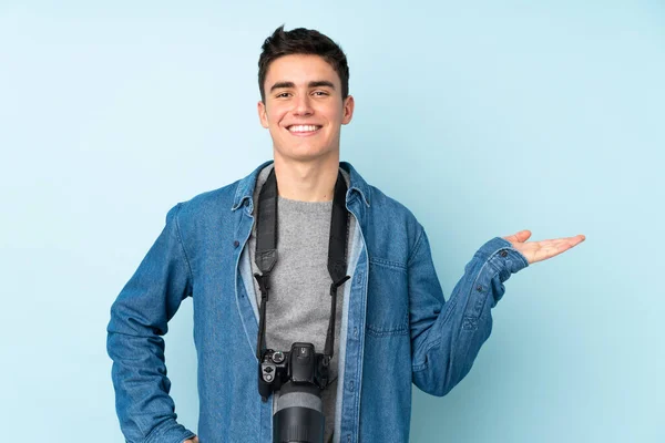 Tonåring Fotograf Man Isolerad Blå Bakgrund Sträcker Händerna Sidan För — Stockfoto