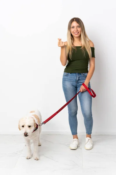 Ung Kaukasiska Kvinna Som Rastar Hunden Isolerad Vit Bakgrund Gör — Stockfoto