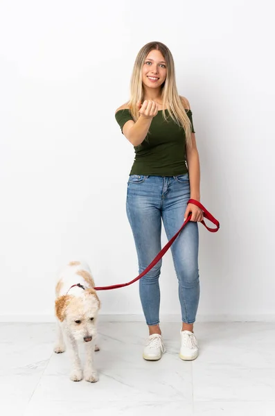 Mulher Caucasiana Jovem Andando Cão Isolado Fundo Branco Convidando Para — Fotografia de Stock