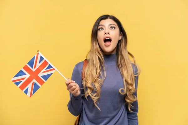 Jovem Russa Segurando Uma Bandeira Reino Unido Isolada Fundo Amarelo — Fotografia de Stock