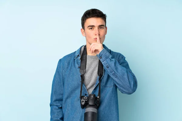Adolescente Fotógrafo Homem Isolado Fundo Azul Fazendo Silêncio Gesto — Fotografia de Stock