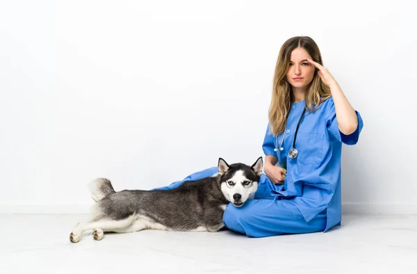 Médico Veterinário Com Siberian Husky Cão Sentado Chão Infeliz Frustrado — Fotografia de Stock