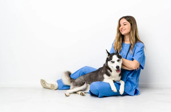 Médico Veterinário Com Siberian Husky Cão Sentado Chão Olhando Para — Fotografia de Stock