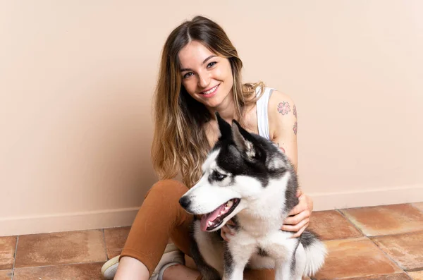 Junge Hübsche Frau Mit Ihrem Husky Hund Auf Dem Fußboden — Stockfoto