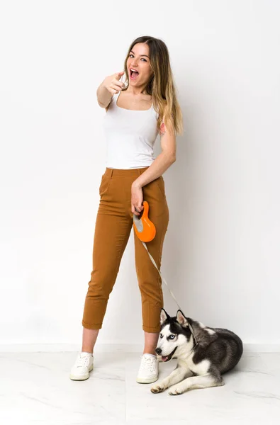 Lång Ung Vacker Kvinna Med Sin Hund Pekande Framsidan Och — Stockfoto