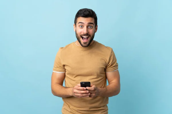 Joven Hombre Guapo Con Barba Sobre Fondo Aislado Sorprendido Enviando —  Fotos de Stock