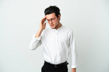 Rus iş adamı beyaz arka planda baş ağrısı ile izole edildi
