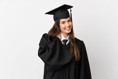 İzole edilmiş beyaz arka planda gülen Brezilyalı genç üniversite mezunu.