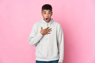 Pembe arka planda yaşayan Brezilyalı genç adam şaşırdı ve şaşırdı.