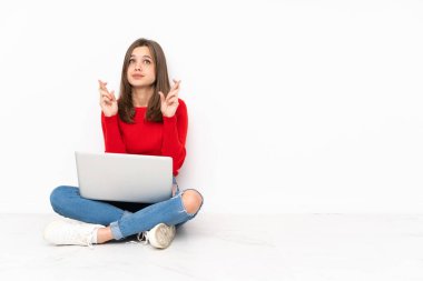 Polisle çalışan hassas kız beyaz arka planda izole edilmiş, şans diliyor ve en iyisini diliyor.