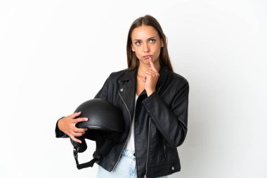 Motosiklet kasklı bir kadın, izole edilmiş beyaz bir arka planı var.