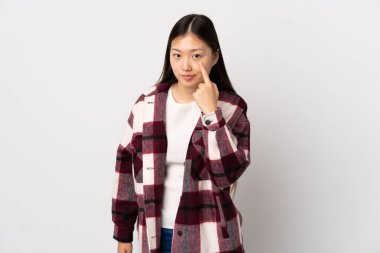 İzole edilmiş beyaz bir geçmişi olan genç bir Çinli kız.