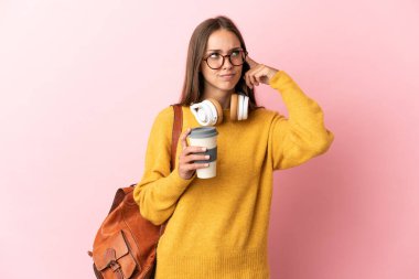 Tecrit edilmiş pembe bir geçmişi olan genç bir kız öğrencinin şüpheleri ve düşünceleri var.