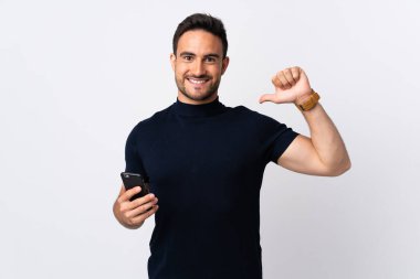 Beyaz arka planda izole edilmiş, gururlu ve kendini beğenmiş cep telefonu kullanan beyaz bir adam.