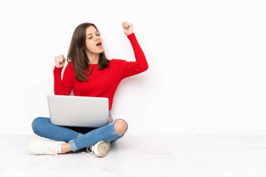 Polisle çalışan hassas kız zaferi kutlayan beyaz arka planda izole edilmiş.