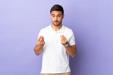 Mor arka planda izole genç yakışıklı adam para hareketi yapıyor ama mahvoldu.