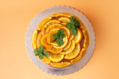 İzole edilmiş arka planda dilimlenmiş portakallı ev yapımı turuncu pasta.