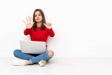 Polisle çalışan hassas kız beyaz arka planda izole edilmiş, parmakları olan altı kişi sayıyor.