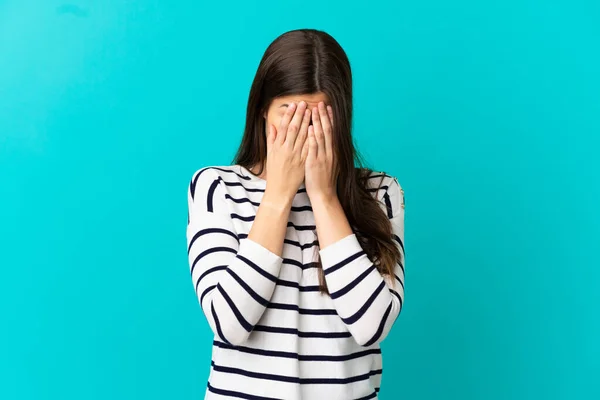 Adolescente Brésilienne Sur Fond Bleu Isolé Avec Expression Fatiguée Malade — Photo