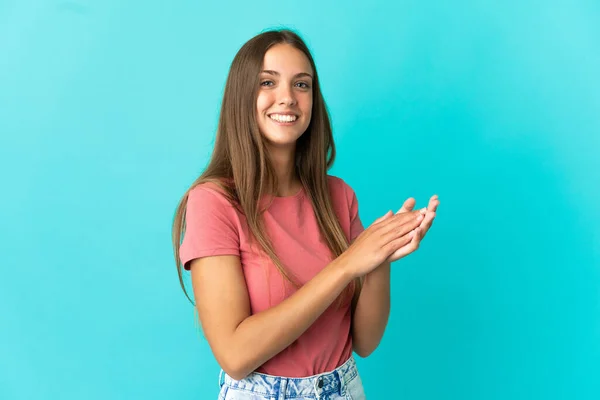 Ung Kvinna Över Isolerad Blå Bakgrund Applåderar — Stockfoto