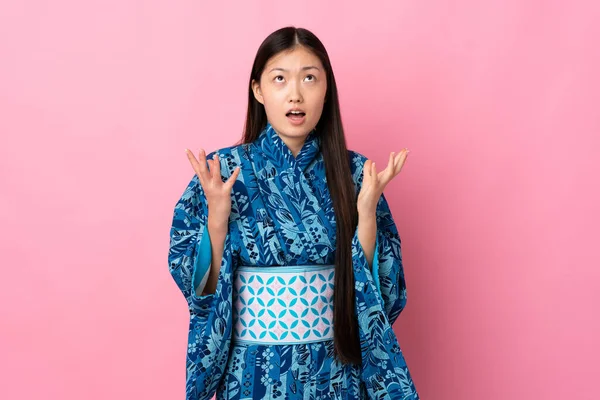 Joven Chica China Usando Kimono Sobre Fondo Aislado Estresado Abrumado —  Fotos de Stock