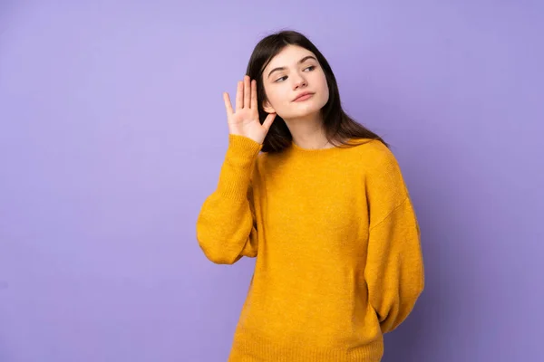 Jong Oekraïense Tiener Meisje Geïsoleerde Paarse Achtergrond Luisteren Naar Iets — Stockfoto