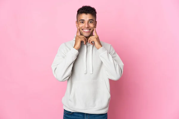 Jovem Brasileiro Isolado Fundo Rosa Sorrindo Com Uma Expressão Feliz — Fotografia de Stock